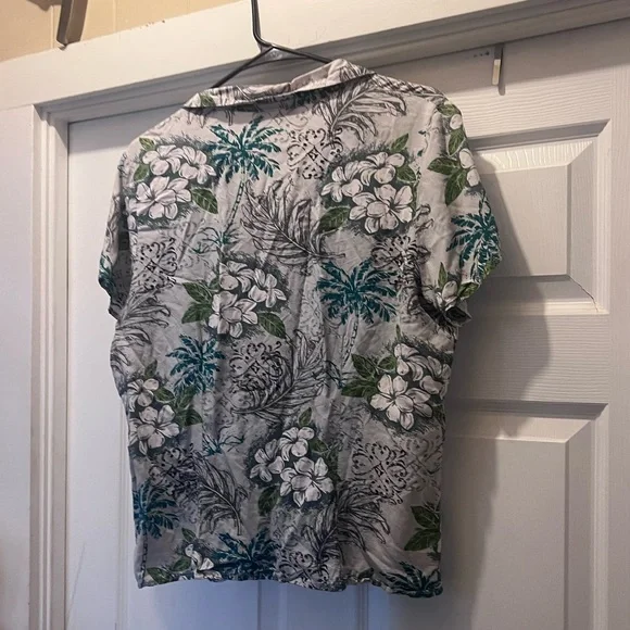 Hawaiian Reserve Collection Button Down Women’s Aloha Shirt - Picture 4 of 4